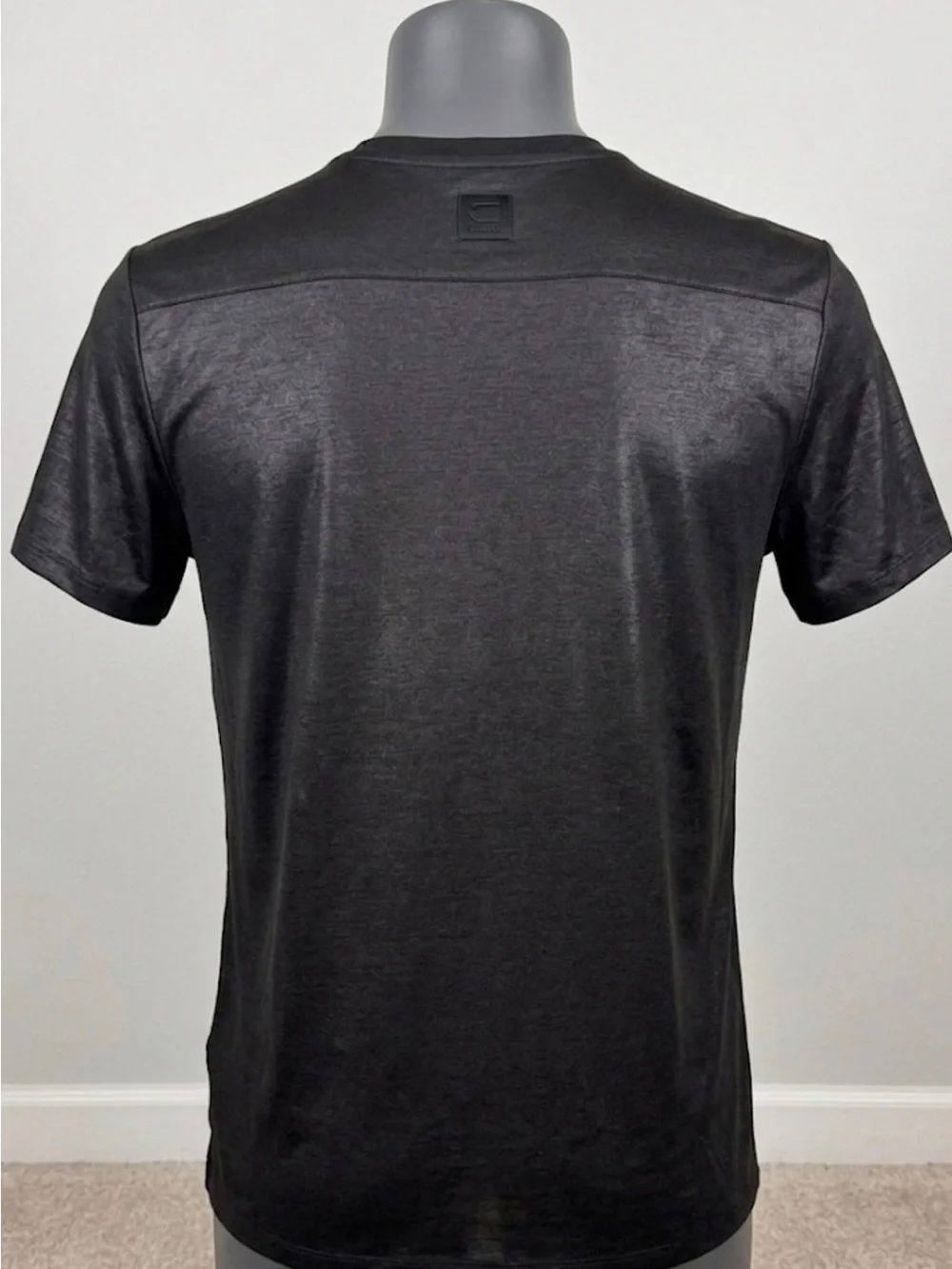 Guess Black V-Neck Slim Fit Tee XL Lightweight Polyester Shirt - Picture 2 of 10